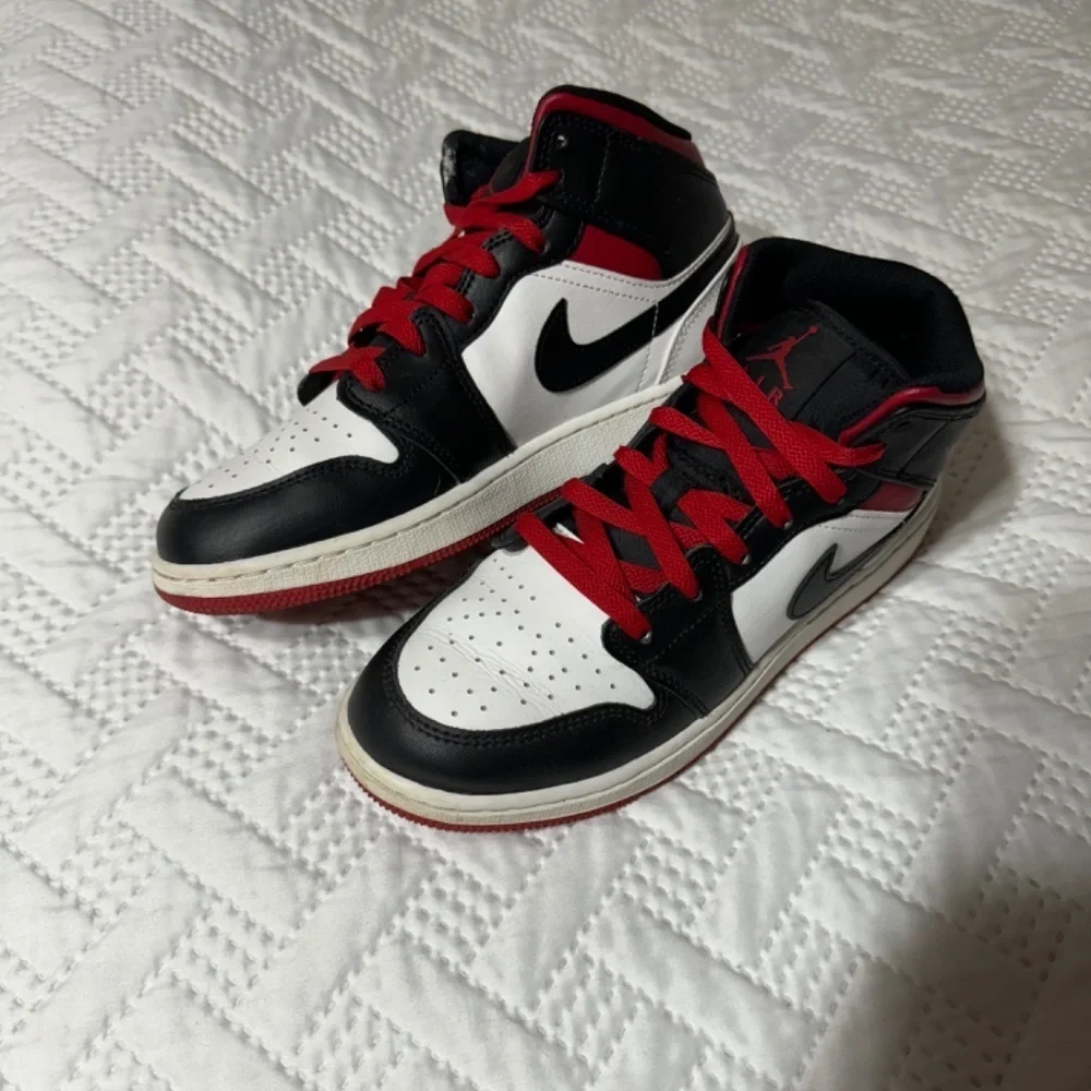 Nike Jordan 1 Mid Red White Black Youth 5.5 Woman 7 Sneakers Running Shoes - Picture 13 of 14